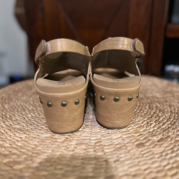 Corkys Boutique Womens Carley Faux Leather Beige Wedge Heel Sandal Size 8 - Picture 4 of 7